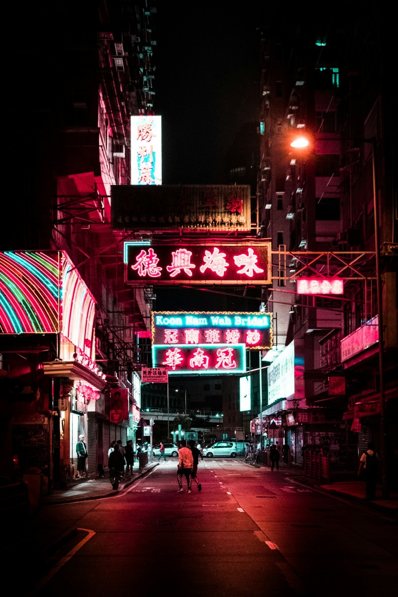 Hong Kong nocą, fot. Anatoliy Gromov / Unsplash