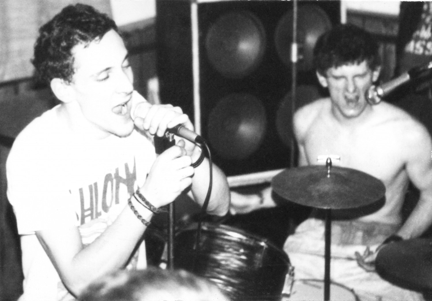 fot. Ujęcie z nielegalnego koncertu w Berlinie Wschodnim w 1989 roku, od lewej: Andy Kerr i John Wright, archiwum Johna Wrighta