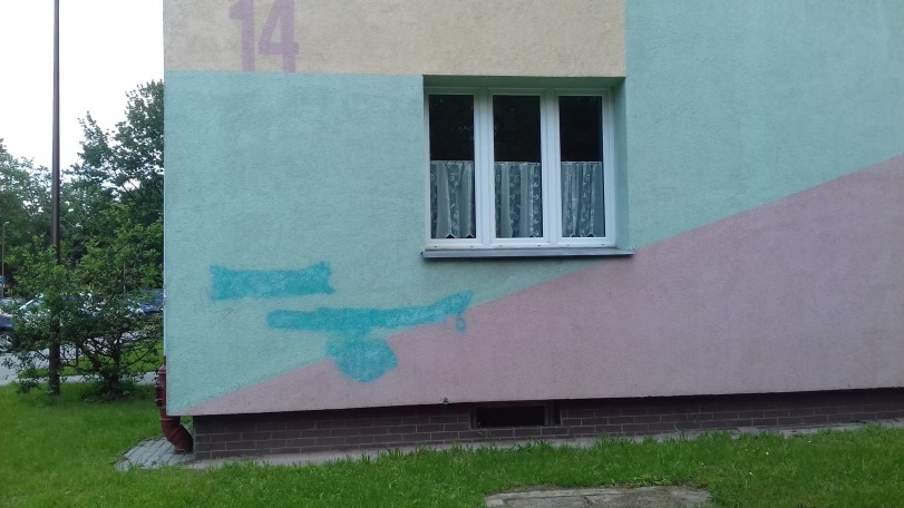 Zamalowany napis „śmierć czarnucha” pod moim oknem. Niżej swastyka. fot. Igor Bagiński