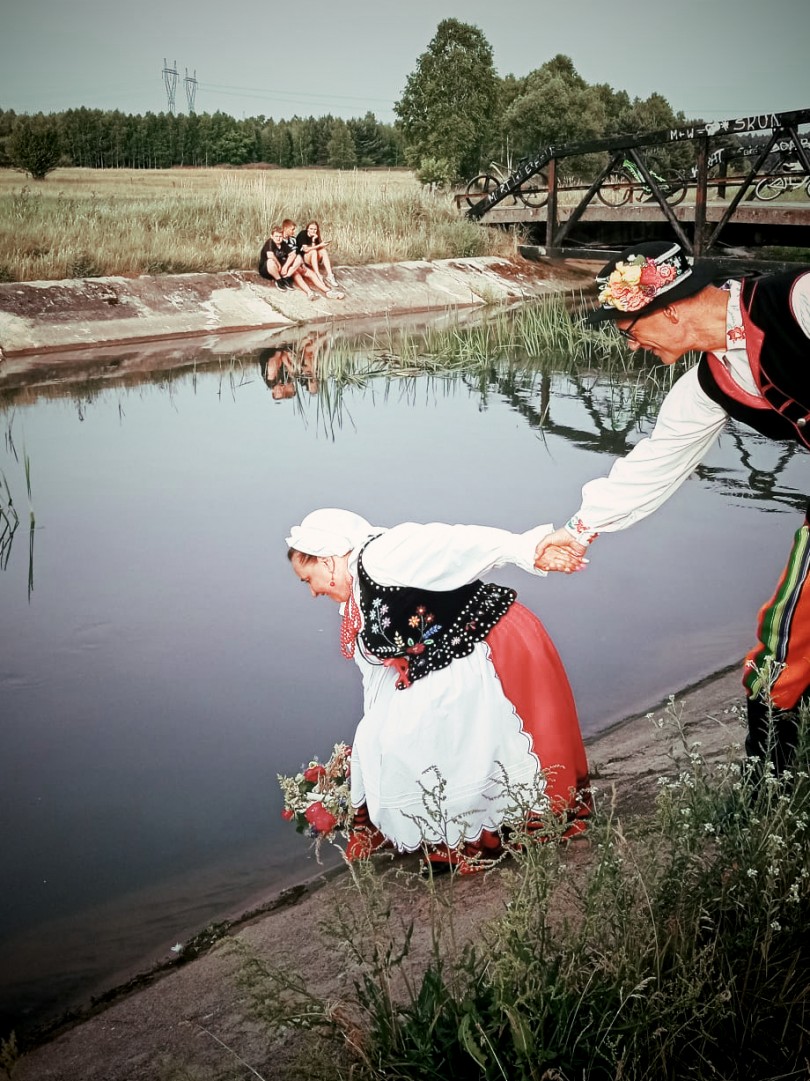 Puszczanie wianków na rzece Widawce / fot. Marta Tomczok
