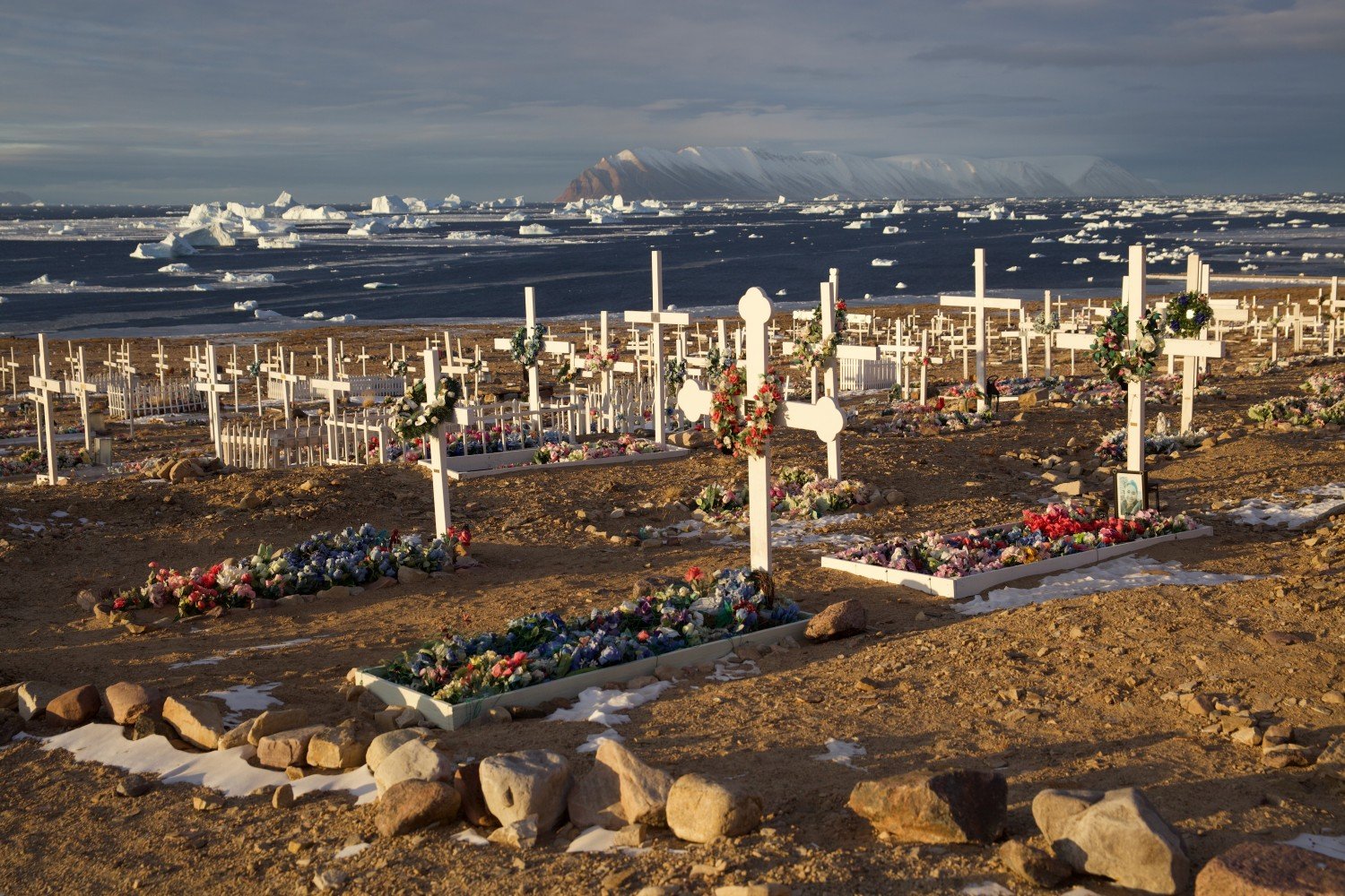 Cmentarz w Qaanaaq na północy Grenlandii / fot. Ilona Wiśniewska