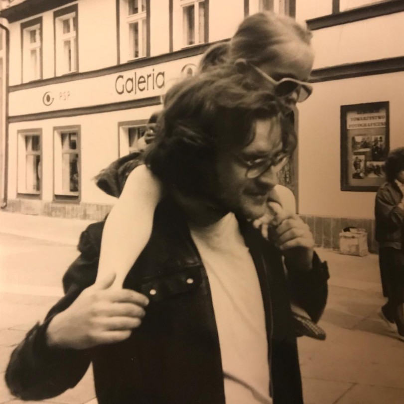 Ja z ojcem w latach 80. na deptaku, w tle Galeria u Jadźki