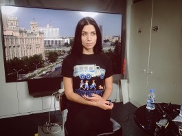 Nadia Tołokonnikowa (Pussy Riot) w popularnym w ostatnich latach w Rosji t-shircie
