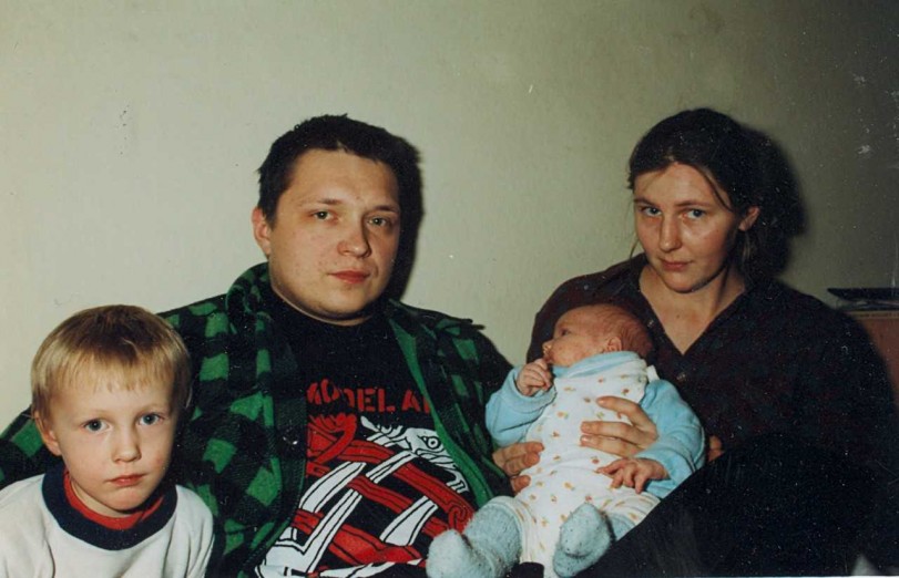 Muniek Staszczyk z żoną Martą i dziećmi, 1994 rok, fot. Paweł Dunin-Wąsowicz
