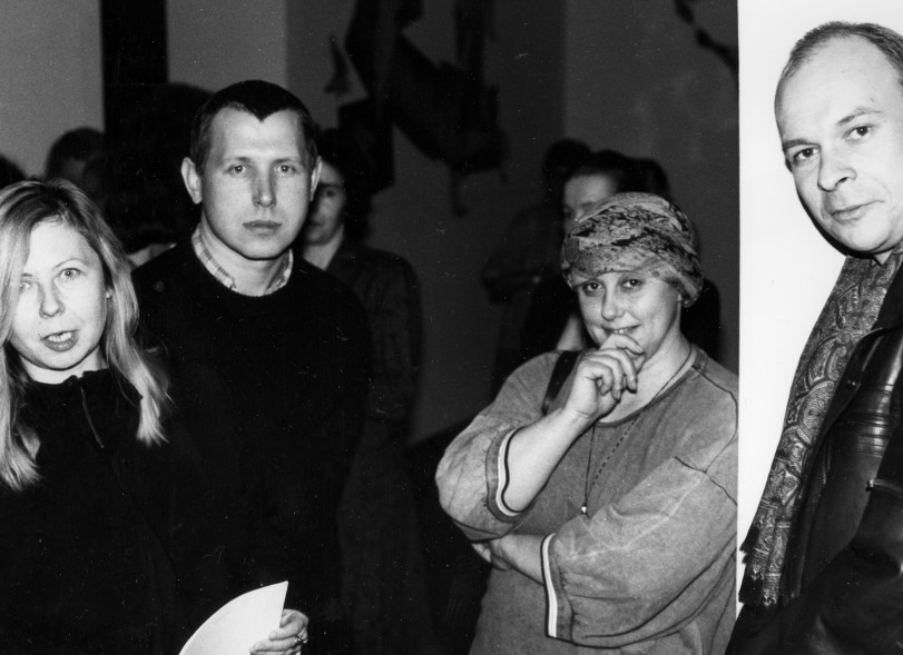 Od prawej Ewa Mikina, Włodzimierz Pawlak, Maria Morzuch. Otwarcie wystawy Tomasza Osińskiego, Muzeum Sztuki w Łodzi, 1992 r.