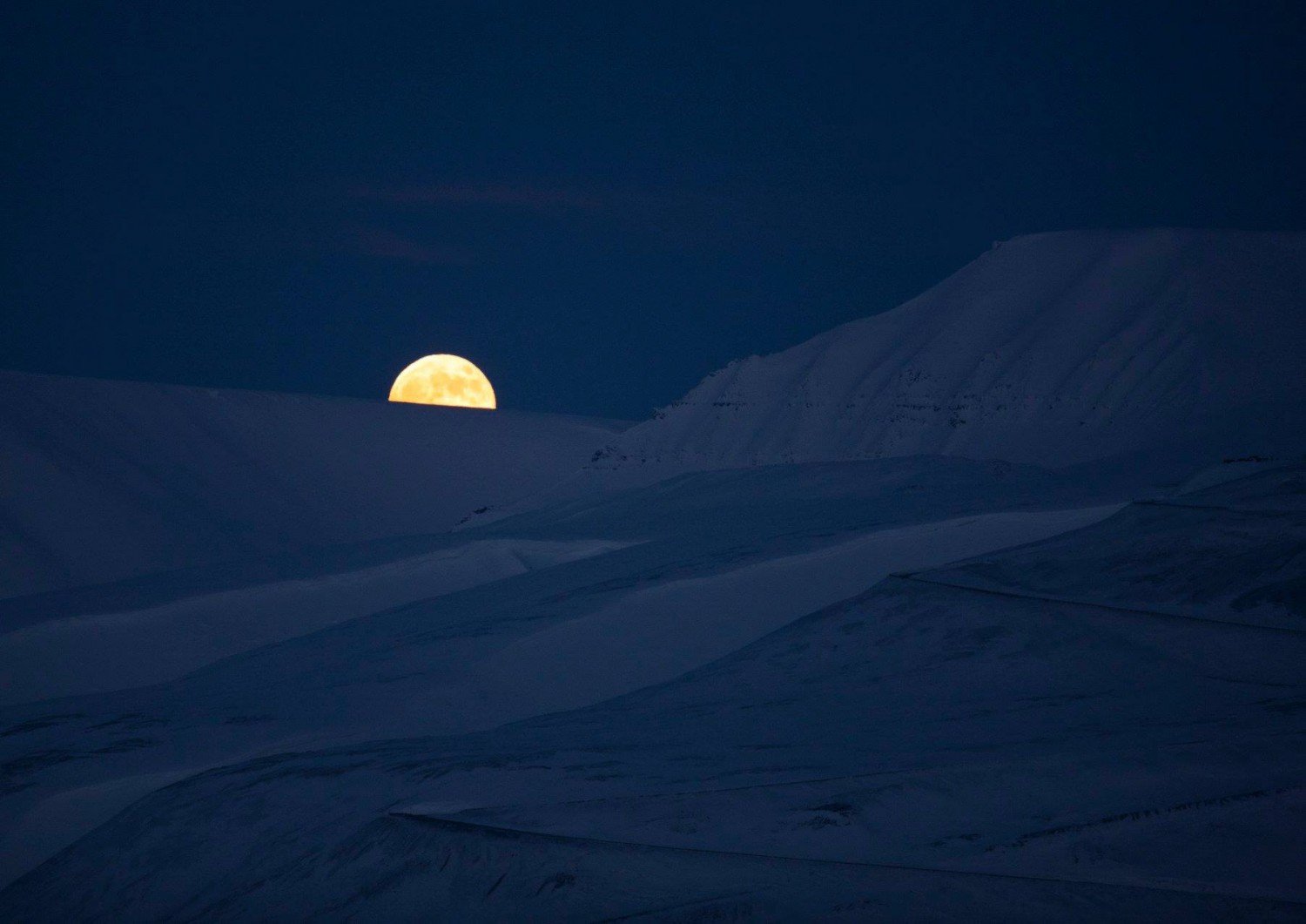 Zimą na Spitsbergenie jedynym źródłem naturalnego światła jest księżyc / fot. Ilona Wiśniewska