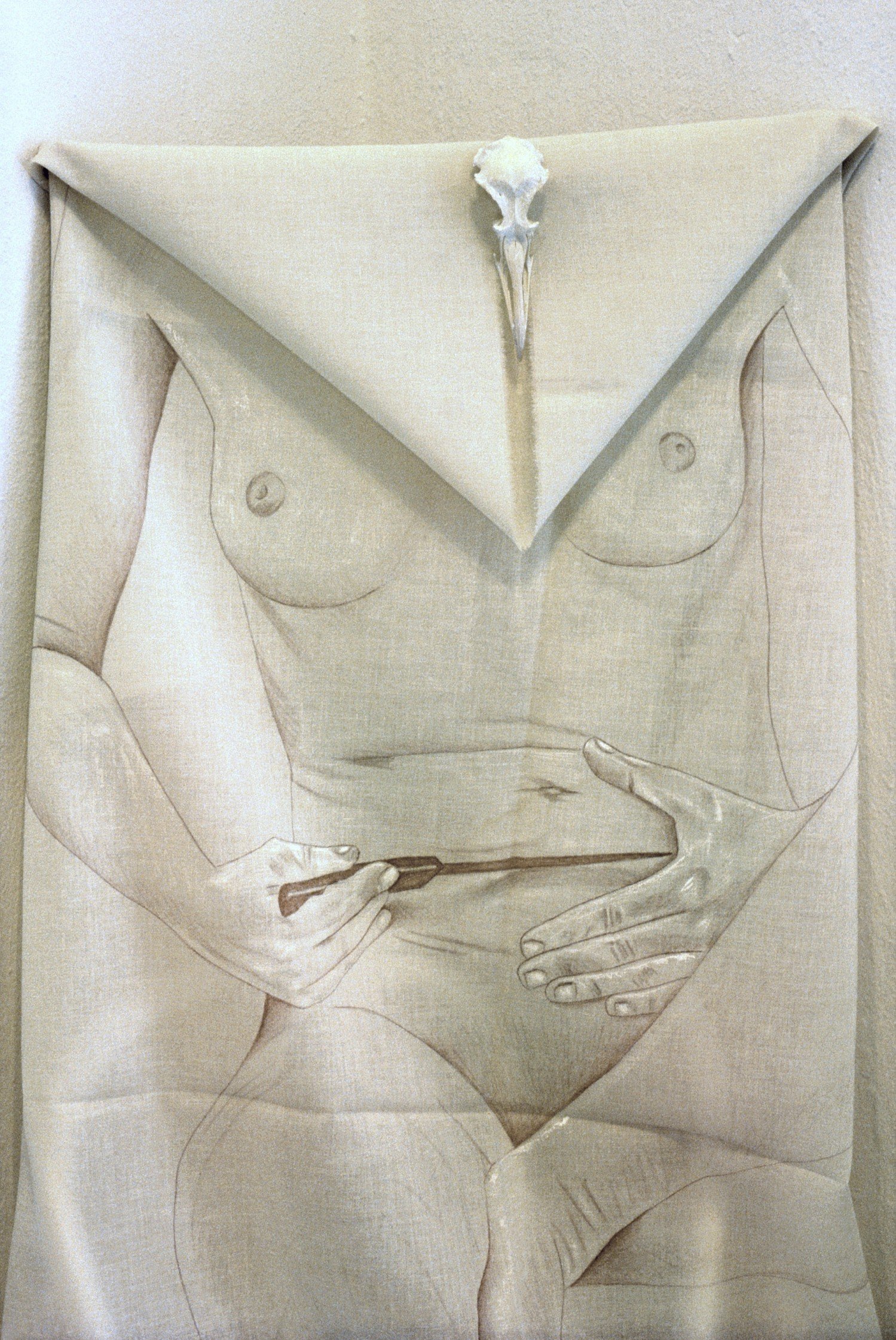 Krzesło z nożem, fragment instalacji „Krzesła”, 1982, surówka bawełniania i czaszka mewy, fot. E.Kuryluk