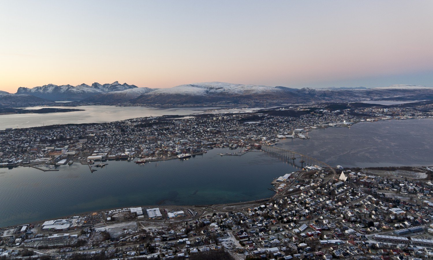 Tromsø widziane z góry i most łączący wyspę ze stałym lądem / fot. Ilona Wiśniewska