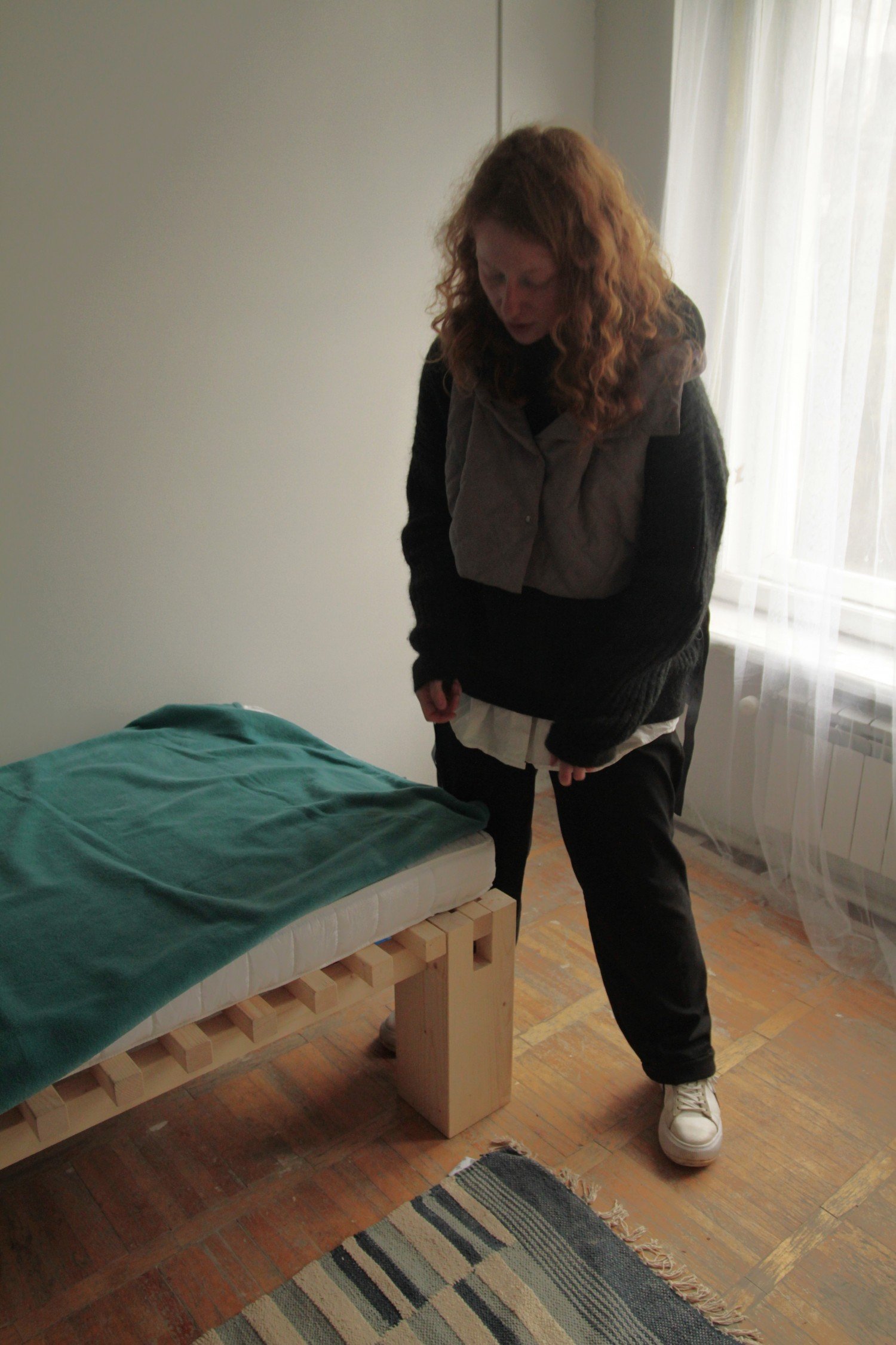 Warwara Jagnyszewa pokazuje własnego pomysłu konstrukcję mebli dla uchodźców / fot. L. Włodek