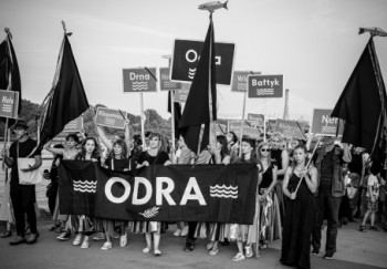 Marsz żałobny dla Odry /  fot. Marcin Górzyński
