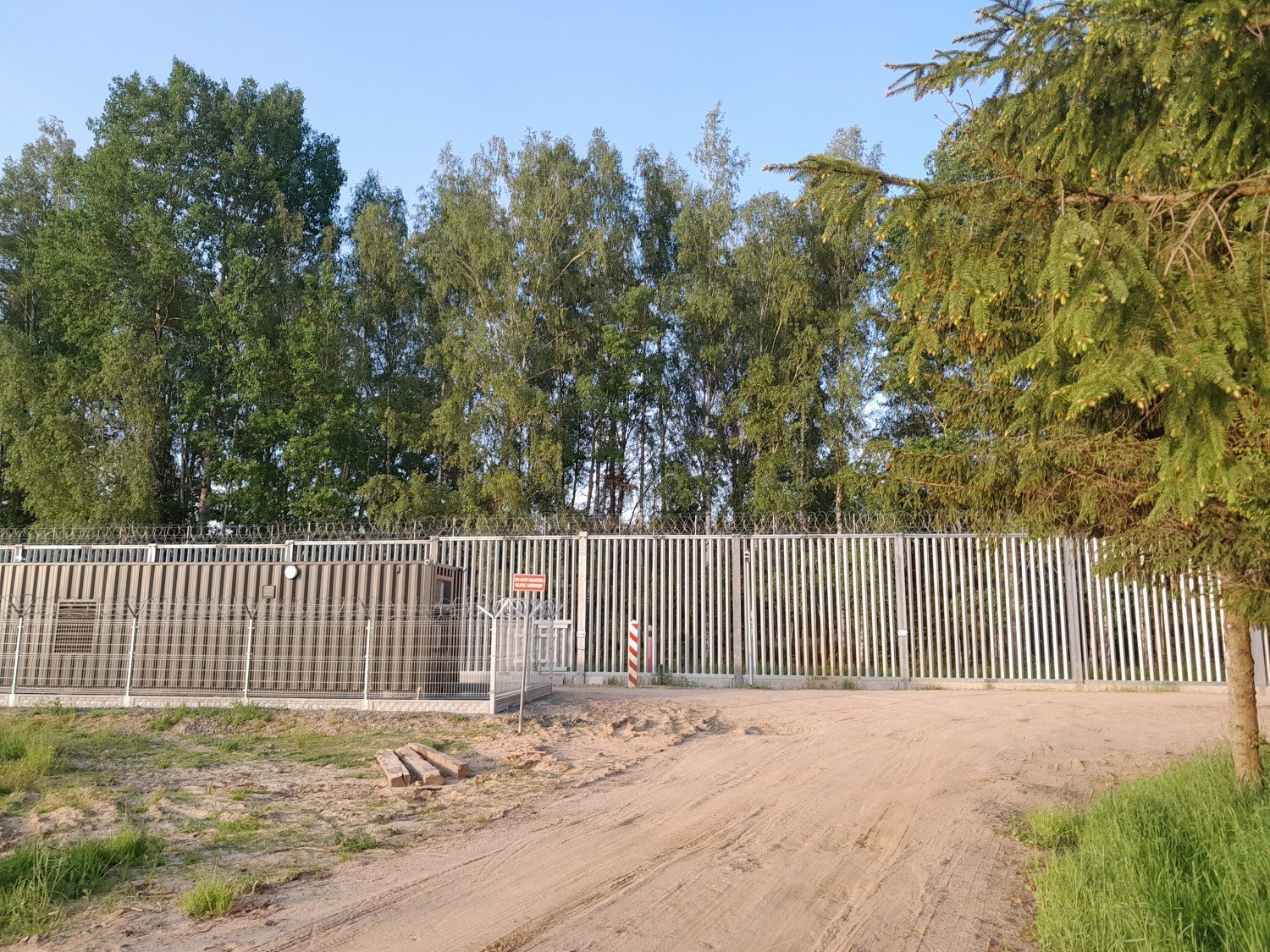 Fragment muru z zainstalowaną bramką do przeprowadzania pushbacków (po lewej stronie od słupka granicznego), fot. Paweł Knut