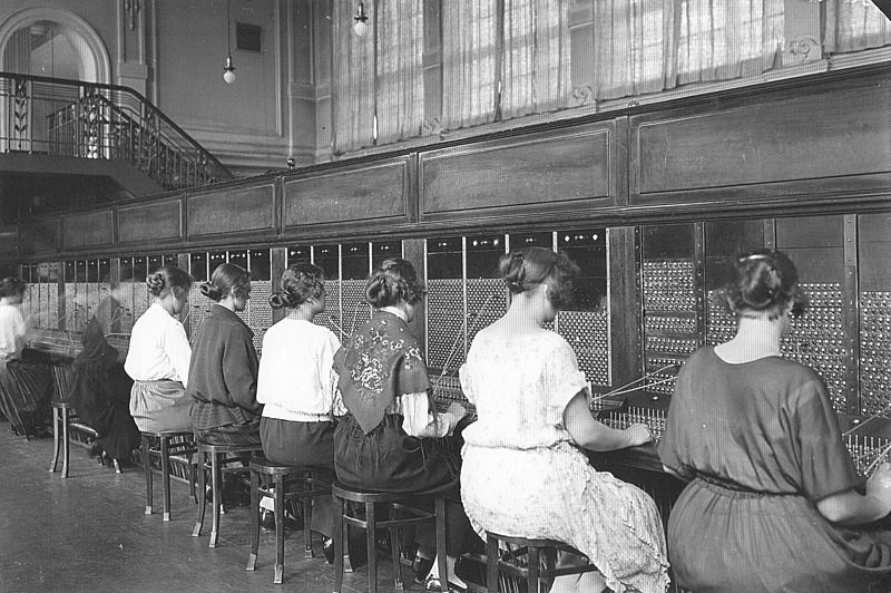 Telefonistki przy pracy w centrali Polskiej Akcyjnej Spółki Telefonicznej przy ul. Zielnej w okresie międzywojennym