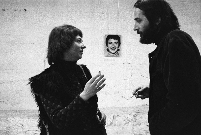 Anka Ptaszkowska i Niele Toroni na otwarciu wystawy Vincenta D'Aristy w Galerii 10, Paryż, 1973, fot. Eustachy Kossakowski.