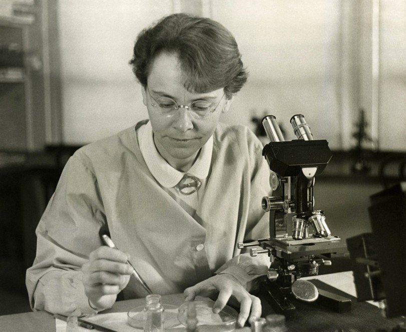 Barbara McClintock w swoim laboratorium w Cold Spring Harbor Laboratory / fot. domena publiczna
