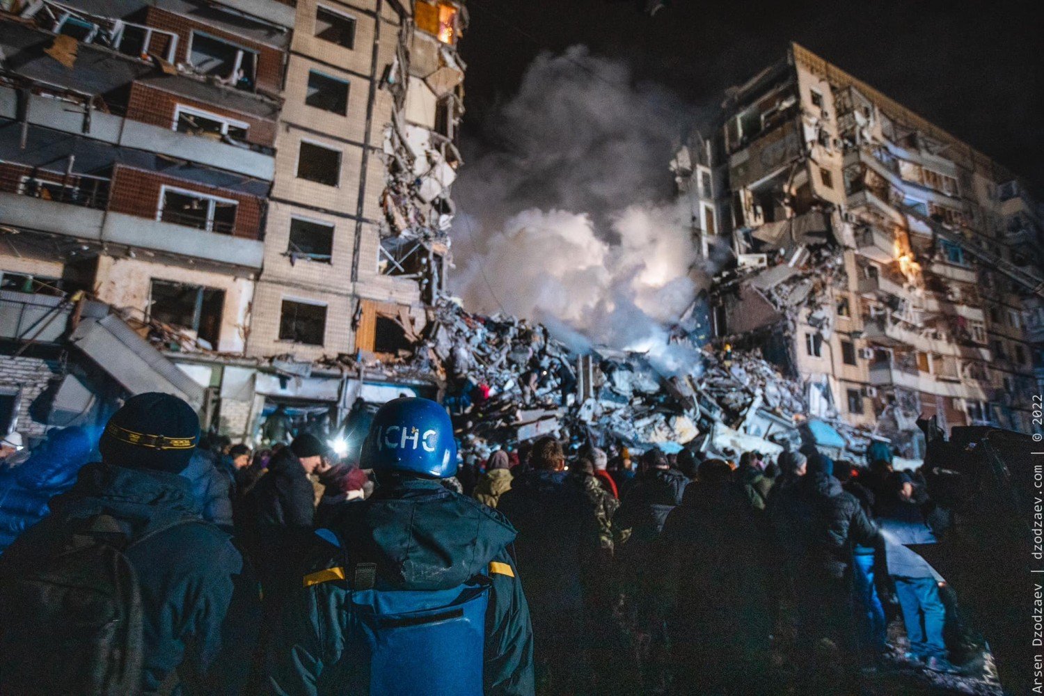 14 січня. Розбір завалів зруйнованого росіянами будинку. Фото: Арсен Дзодзаєв, dzodzaev.com