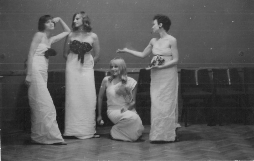 Bal na obozie studenckim w Chełmie Lubelskim z Elżbietą Gieysztor, Marylą Poprzęcką i Martą Opolską (później Piszczatowską), , 1964 r.