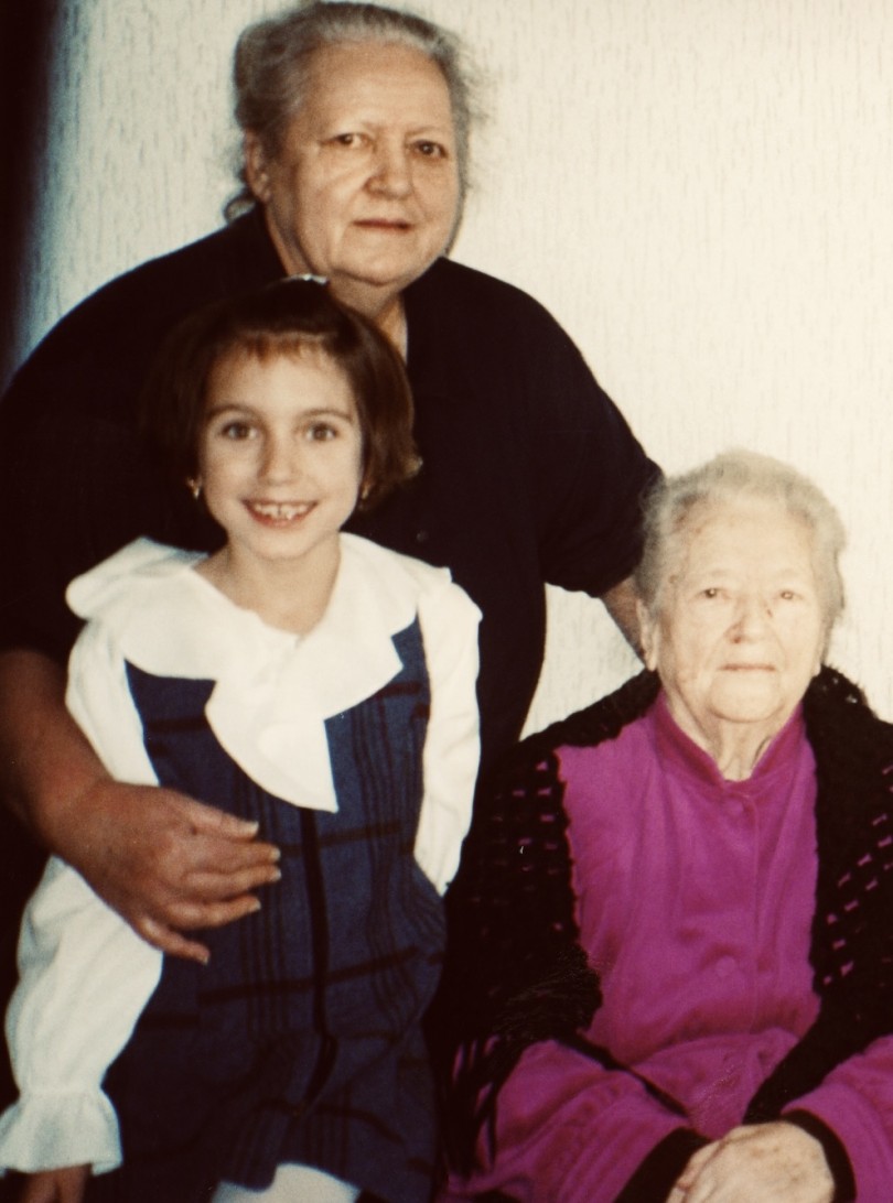 Autorka z babcią Stenią i prababcią Jasią (Szumnarską)