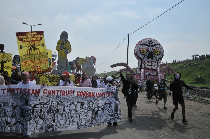 Carnival Remembering 4 years of the Lapindo mud Tragedy at Siring Barat, Porong, Sidoarjo, East Java, Indonesia, 2010, courtesy Taring Padi
