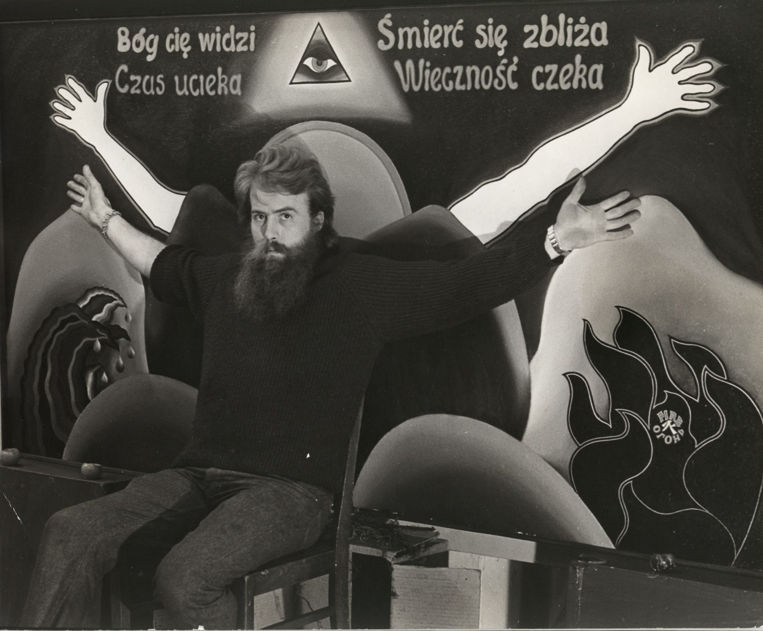 Andrzej Urbanowicz na tle swojego obrazu Czas ucieka, początek lat siedemdziesiątych, fot. Jerzy Lewczyński    
