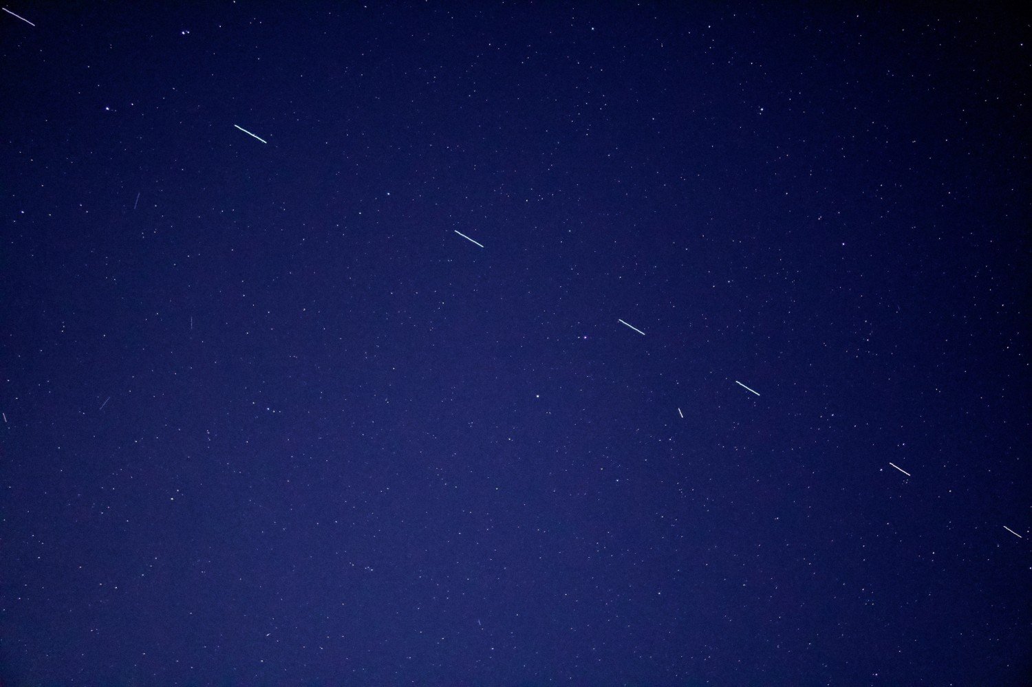 Pociąg satelitów Starlink na nocnym niebie, Santa Cruz, luty 2020 / fot. Forest Katsch, Unsplash
