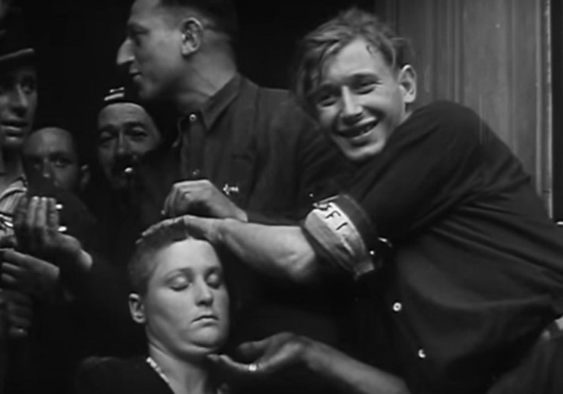 Publiczne golenie głowy kobiecie oskarżonej o romans z okupantem. Francja, 1944 r. 
