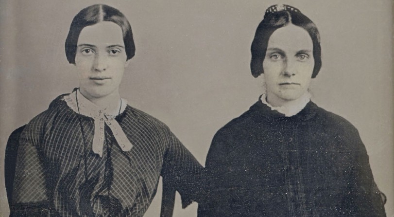 Emily Dickinson (po lewej) i Kate Scott Turner, ok. 1859 w Amherst