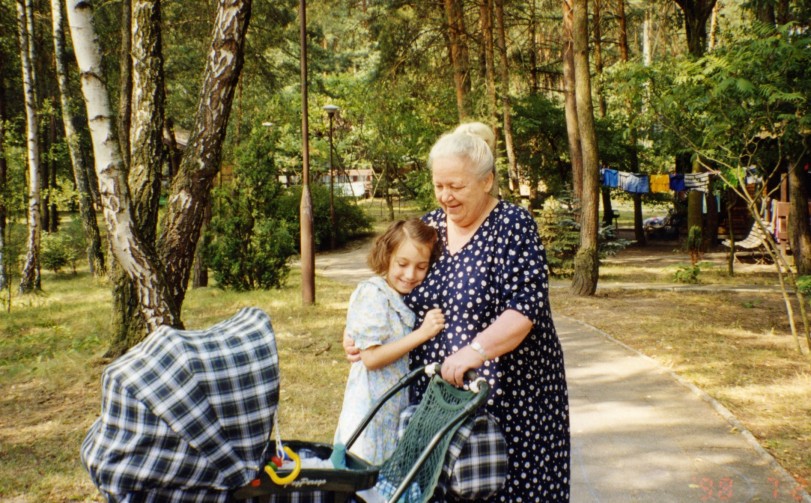 Autorka z babcią Stenią (Stefanią Szumnarską-Brud) i bratem Stasiem