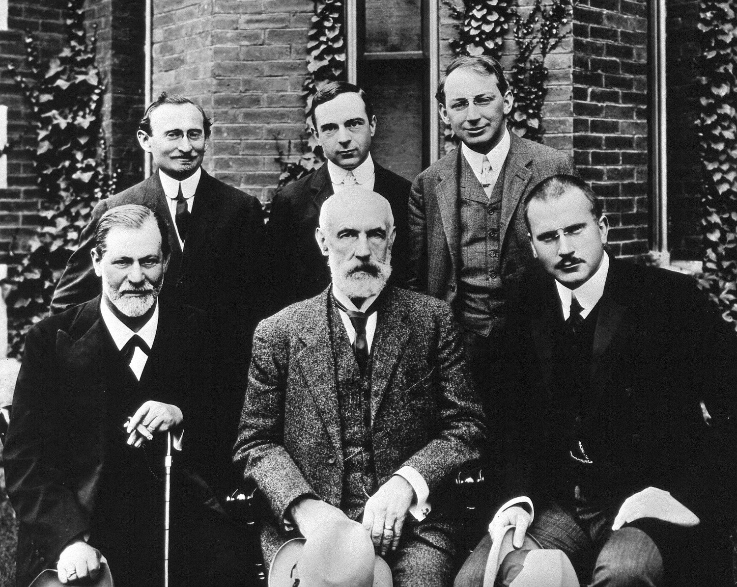 Group photo 1909 in front of Clark University. Front row: Sigmund Freud, G. Stanley Hall, Carl Jung; back row: Abraham A. Brill, Ernest Jones, Sandor Ferenczi