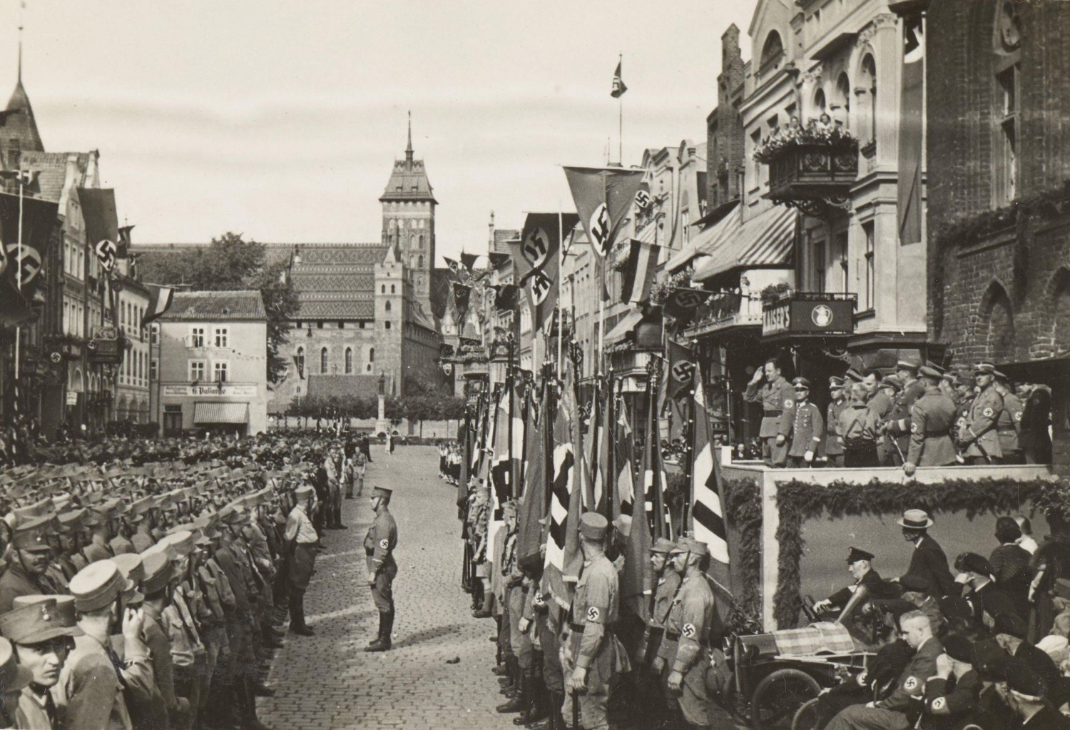 fot. Heinrich van der Piepen, Uroczystości hitlerowskie przed ratuszem na Rynku Starego Miasta w Malborku, ok. 1933, Polona
