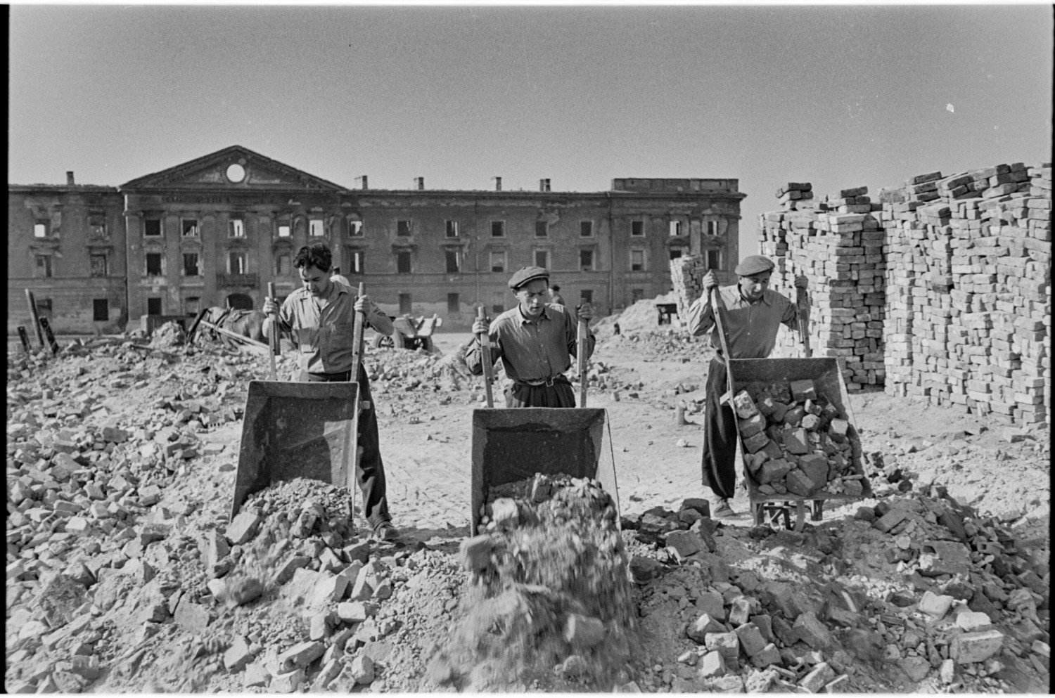 Alfred Funkiewicz, Mężczyźni z organizacji żydowskiej przy odgruzowywaniu terenu getta warszawskiego, 1947, Muzeum Warszawy