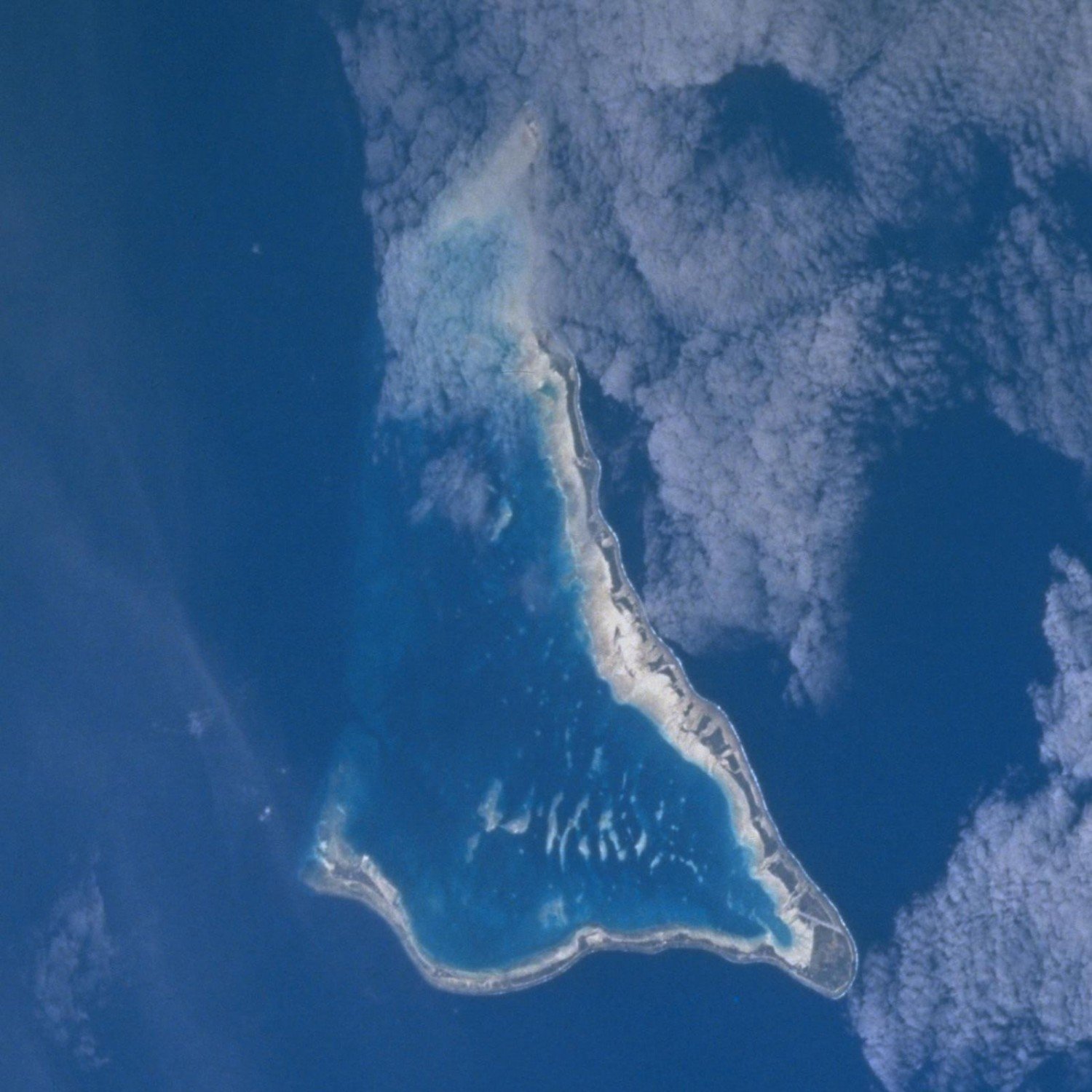 Zdjęcie satelitarne atolu Tarawa, Republika Kiribati (domena publiczna)