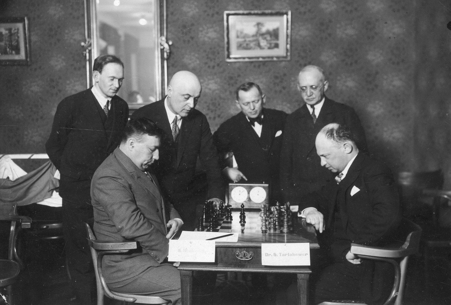 Szachowy pojedynek Akiby Rubinsteina (z lewej) z Ksawerym Tartakowerem (1927) / archiwum NAC